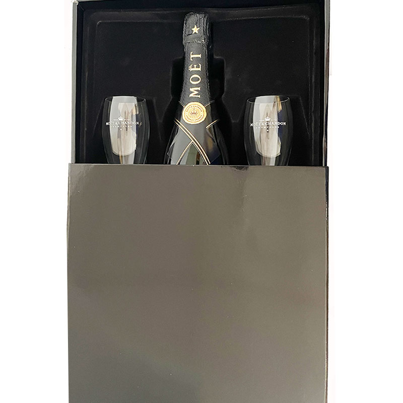 Moët & Chandon Nectar Impérial in gift box with glasses